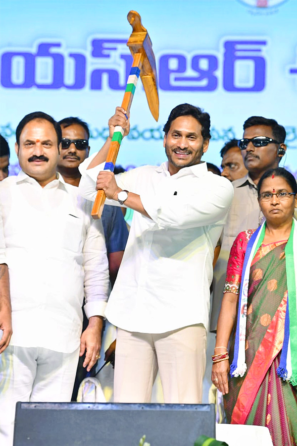 CM YS Jagan Photos Of Kurnool District Tour - Sakshi3