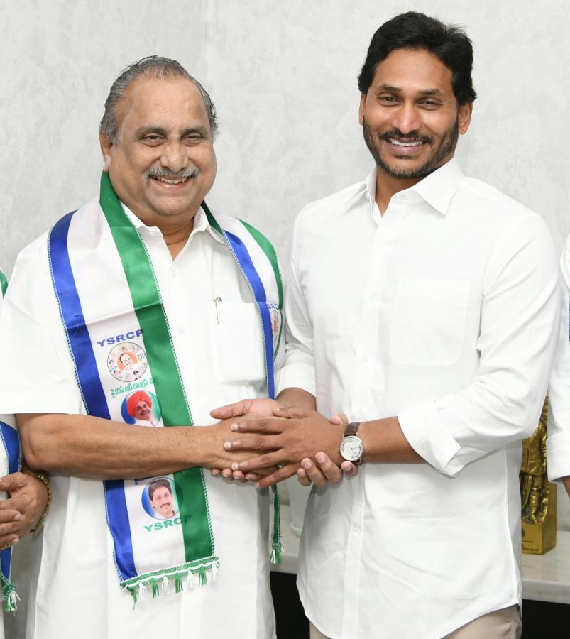 Mudragada Padmanabham Join YSRCP In CM YS Jagan Presence Photos - Sakshi5