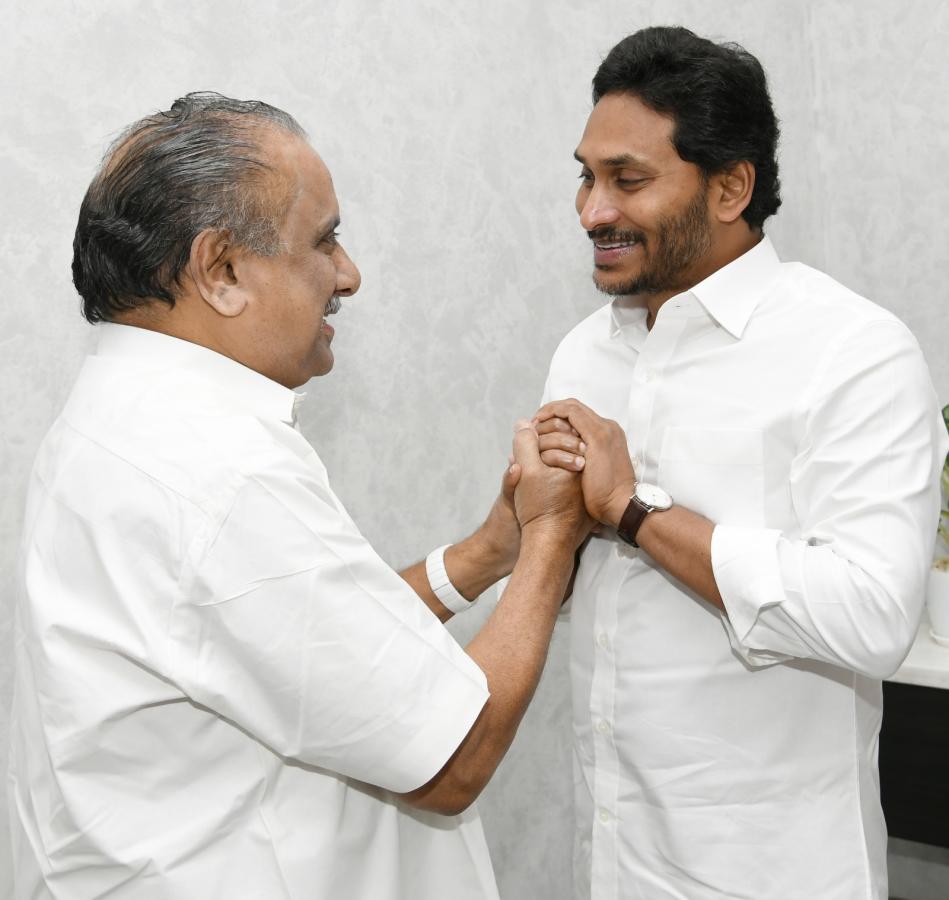 Mudragada Padmanabham Join YSRCP In CM YS Jagan Presence Photos - Sakshi3