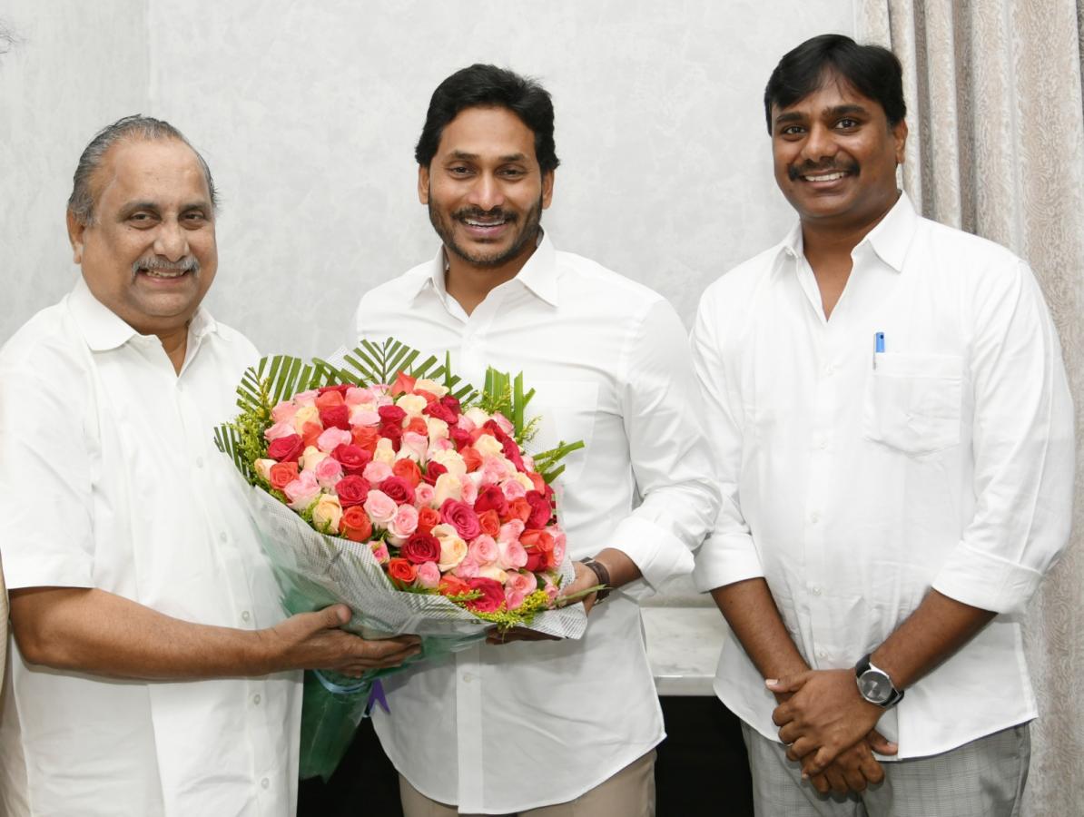 Mudragada Padmanabham Join YSRCP In CM YS Jagan Presence Photos - Sakshi2