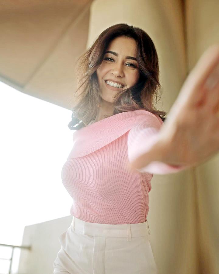 Indian Actress Raashi Khanna Pink Dress Photos Goes Viral - Sakshi8