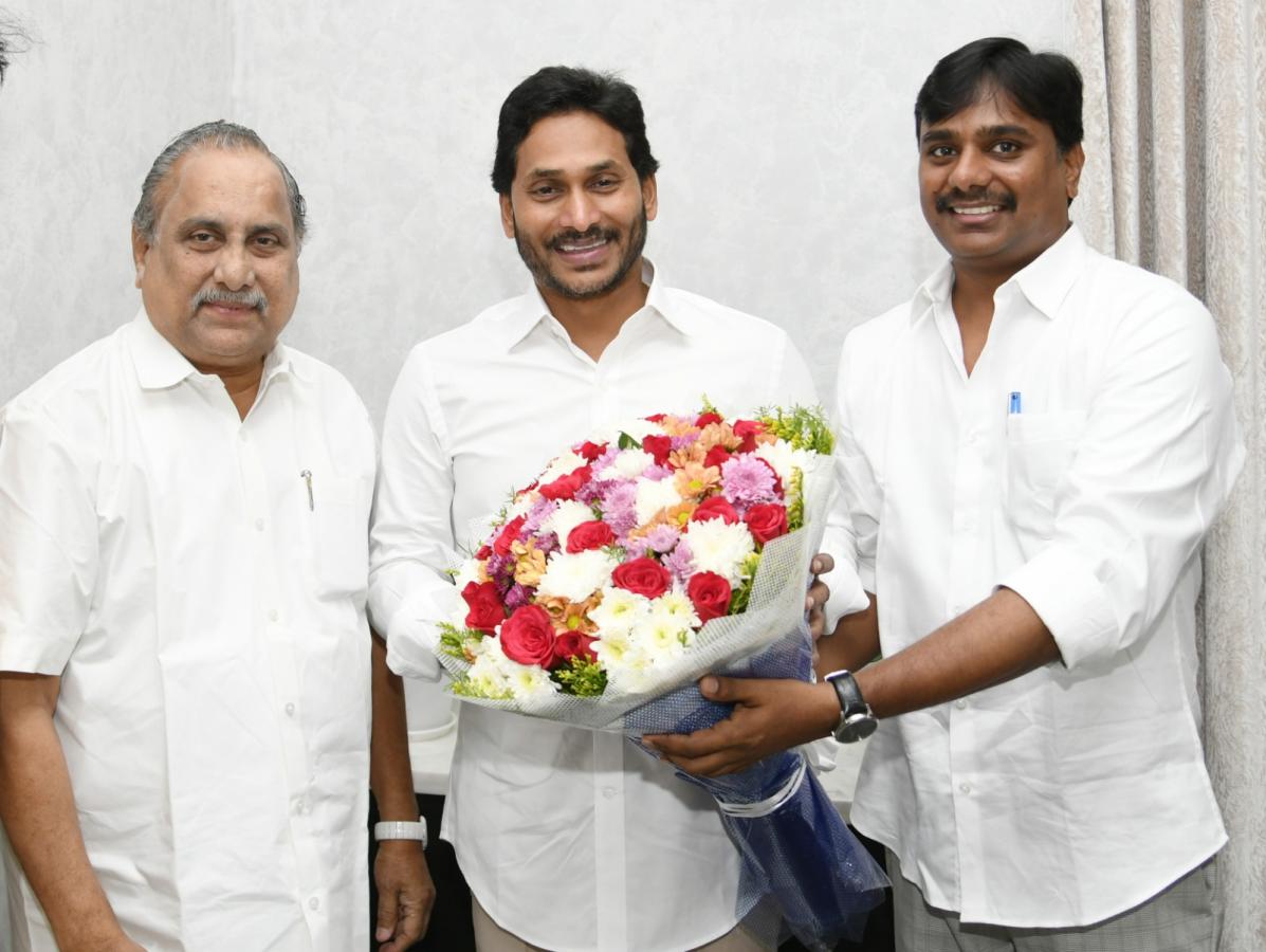 Mudragada Padmanabham Join YSRCP In CM YS Jagan Presence Photos - Sakshi4