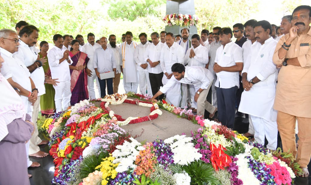 CM YS Jagan Mohan Reddy At Idupulapaya Photos - Sakshi4