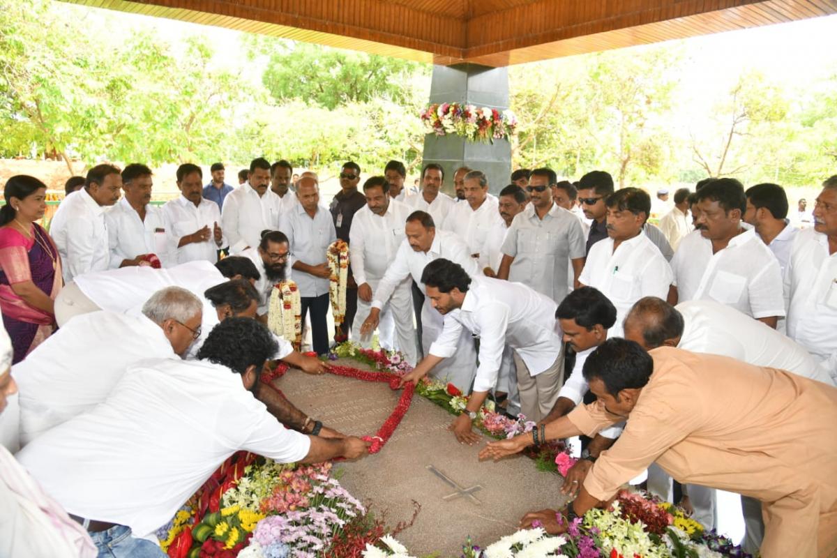 CM YS Jagan Mohan Reddy At Idupulapaya Photos - Sakshi7