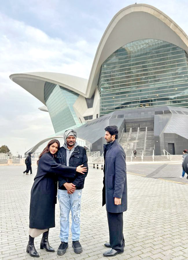 Vijay Deverakonda and Mrunal Thakur Vijay Deverakonda Completes Shooting For Family Star Movie Photos - Sakshi4