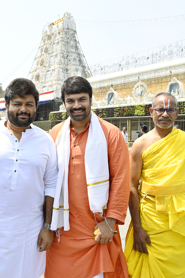  Actor Ashwin Babu ANd Music Director SS Thaman visits Tirumala Photos - Sakshi5