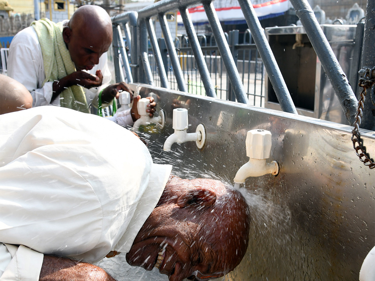 Devotees At Tirumala Balaji Temple Experienced Severe Heat Wave Conditions, Photos Inside - Sakshi11