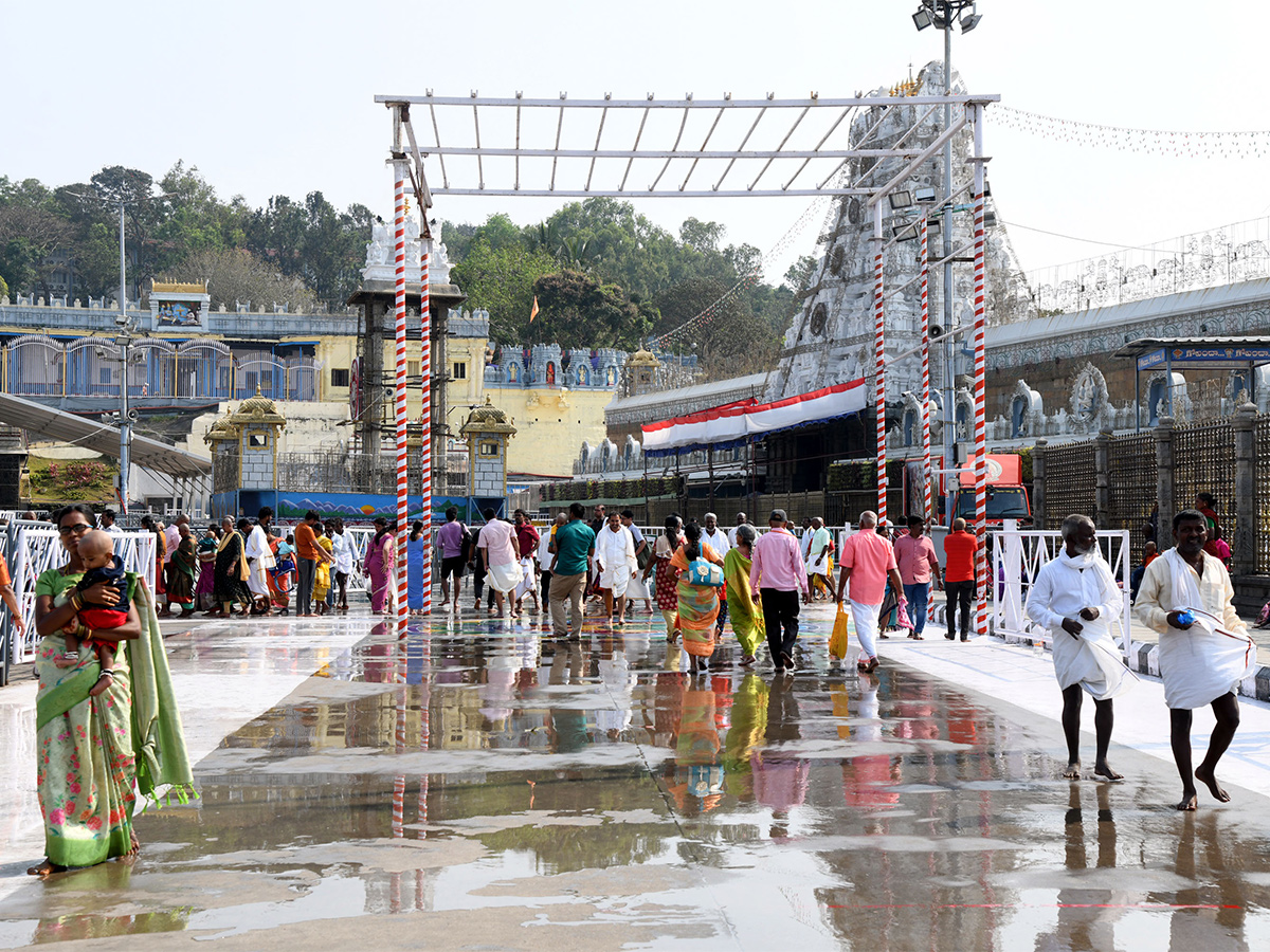 Devotees At Tirumala Balaji Temple Experienced Severe Heat Wave Conditions, Photos Inside - Sakshi18