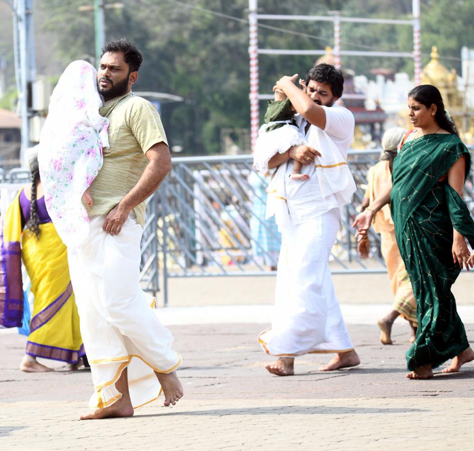 Devotees At Tirumala Balaji Temple Experienced Severe Heat Wave Conditions, Photos Inside - Sakshi23