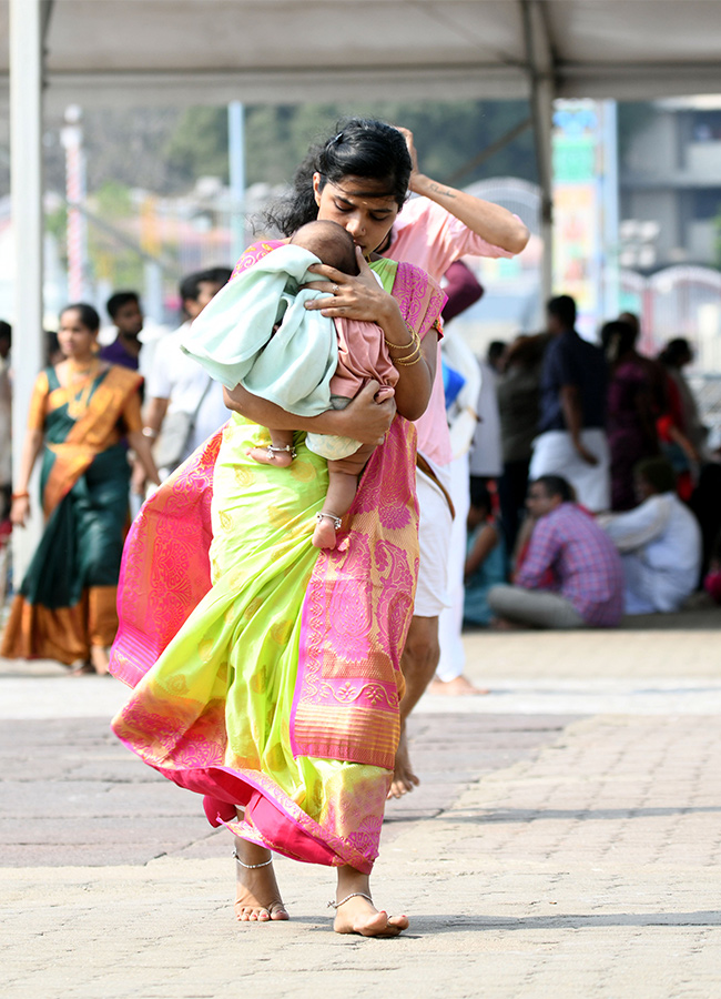 Devotees At Tirumala Balaji Temple Experienced Severe Heat Wave Conditions, Photos Inside - Sakshi25