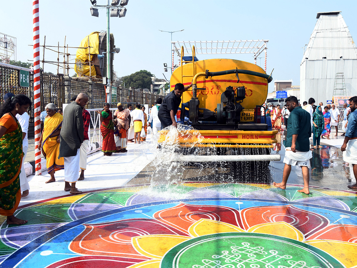 Devotees At Tirumala Balaji Temple Experienced Severe Heat Wave Conditions, Photos Inside - Sakshi4