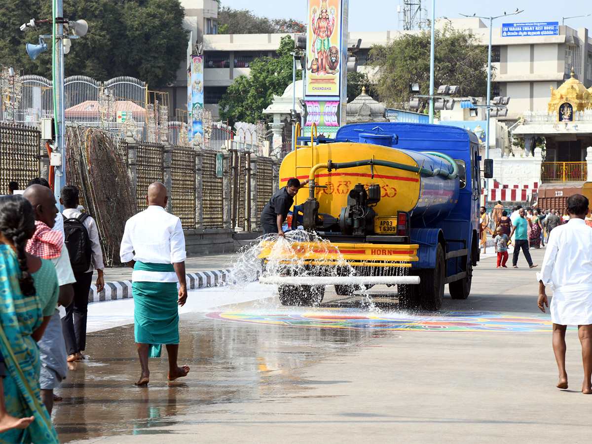 Devotees At Tirumala Balaji Temple Experienced Severe Heat Wave Conditions, Photos Inside - Sakshi5