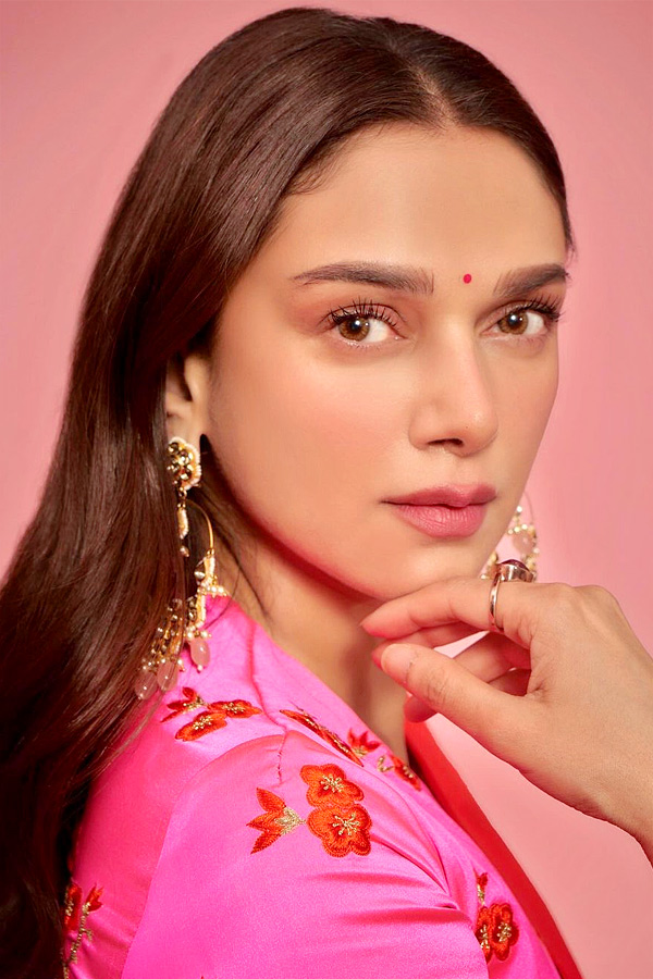 Aditi Rao Hydari killig looks insta photo sgoes viral - Sakshi5