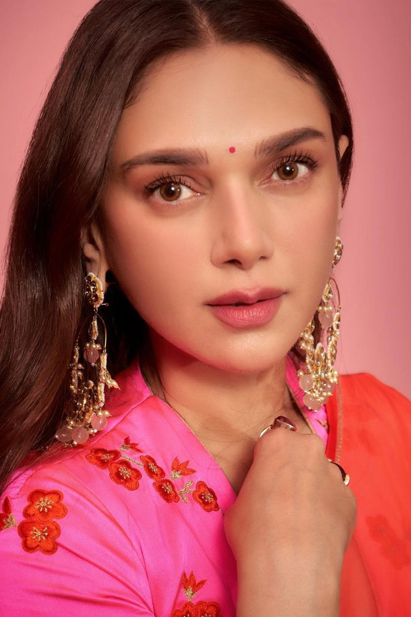 Aditi Rao Hydari killig looks insta photo sgoes viral - Sakshi7