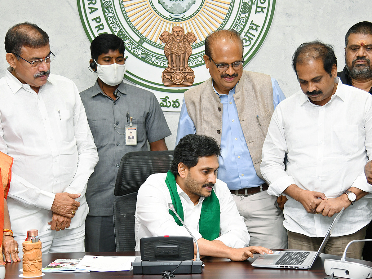 CM YS Jagan Launches Various Schemes Photos - Sakshi6