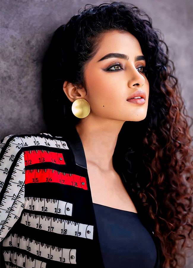 actress anupama parameswaran hot pics - Sakshi18