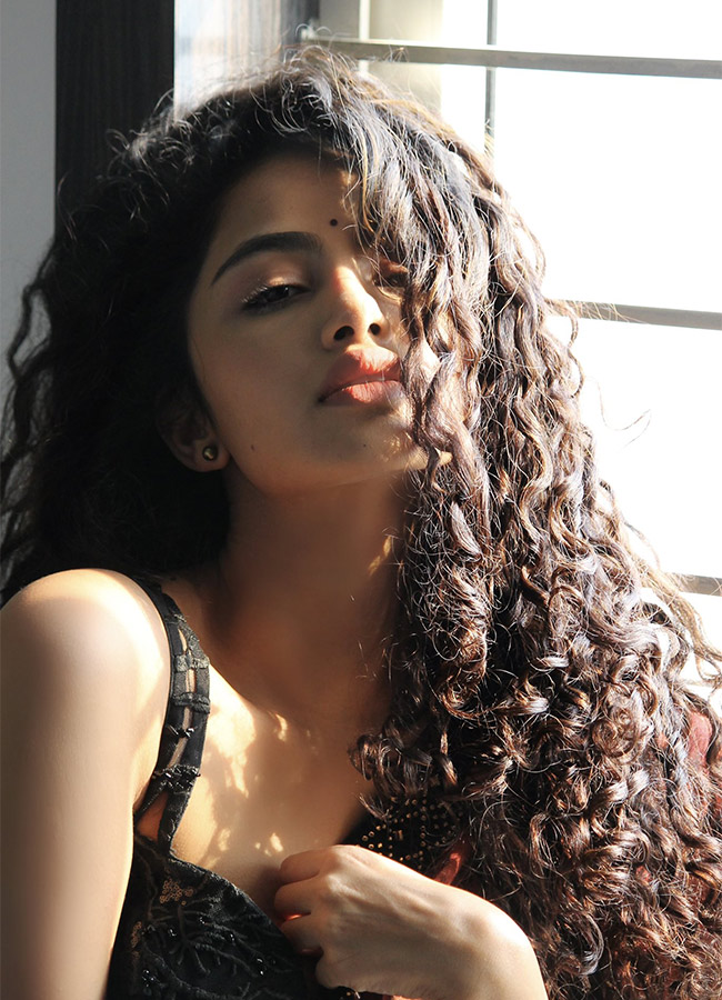 actress anupama parameswaran hot pics - Sakshi4