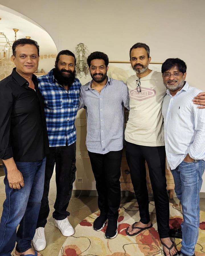 Jr NTR His Wife Lakshmi Pranathi Meets Rishabh Shetty And Prashanth Neel Family, Photos Gallery - Sakshi4