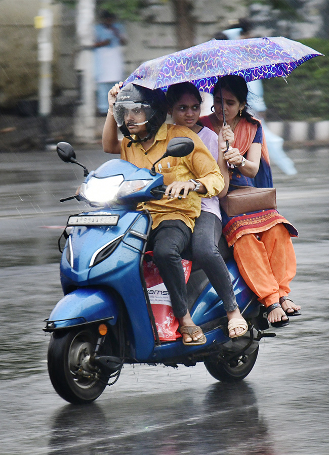 Heavy Rains in Visakhapatnam Photos - Sakshi17