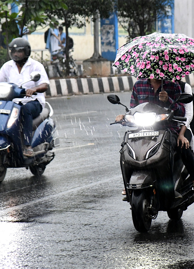 Heavy Rains in Visakhapatnam Photos - Sakshi19