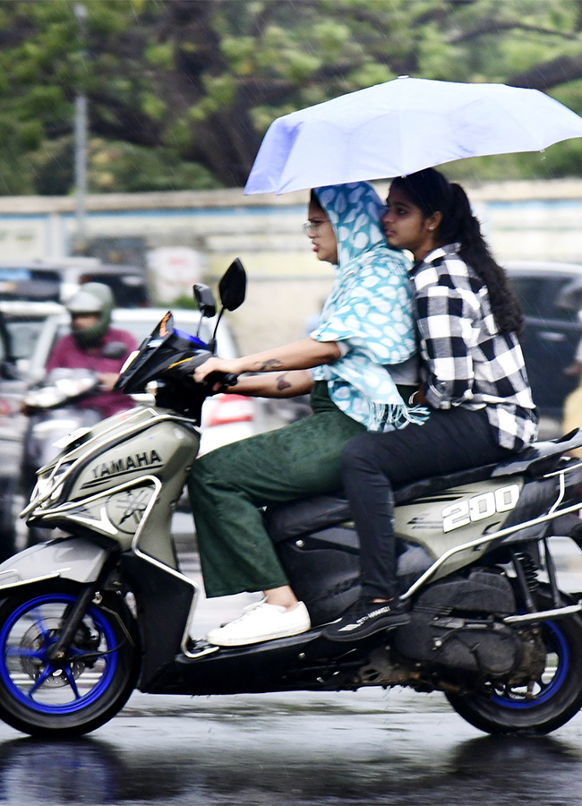 Heavy Rains in Visakhapatnam Photos - Sakshi4