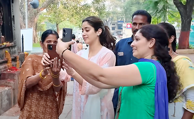 Janhvi Kapoor who climbed the steps of Tirumala on her knees PHotos - Sakshi3