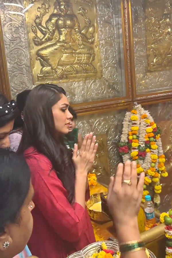 Mrunal Thakur Visit Balkampet Yellamma Temple Photos - Sakshi4