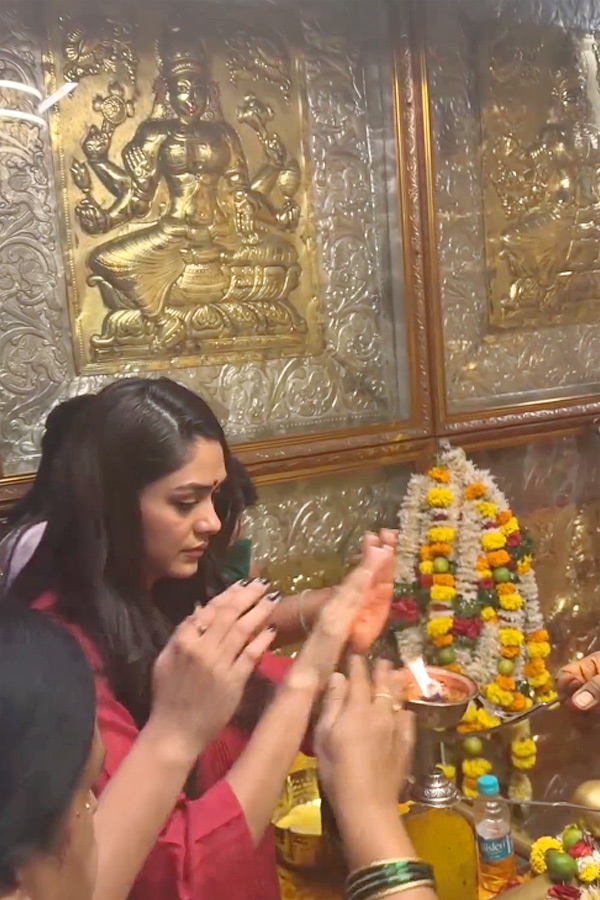 Mrunal Thakur Visit Balkampet Yellamma Temple Photos - Sakshi5