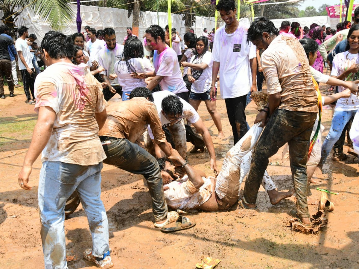 Holi Celebrations at Vizag RK Beach - Sakshi29