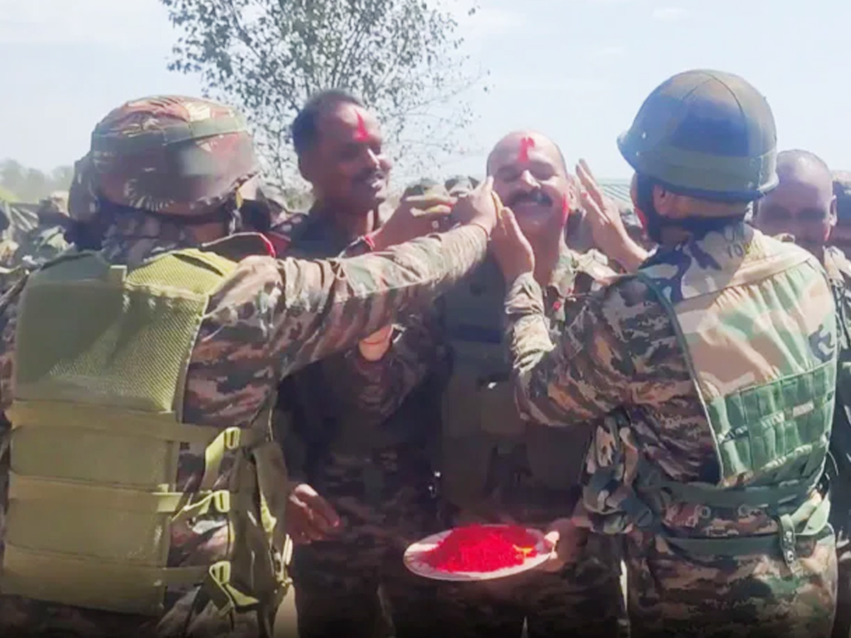 Grand Holi Celebrations Of Indian Army At Ladakh - Sakshi14