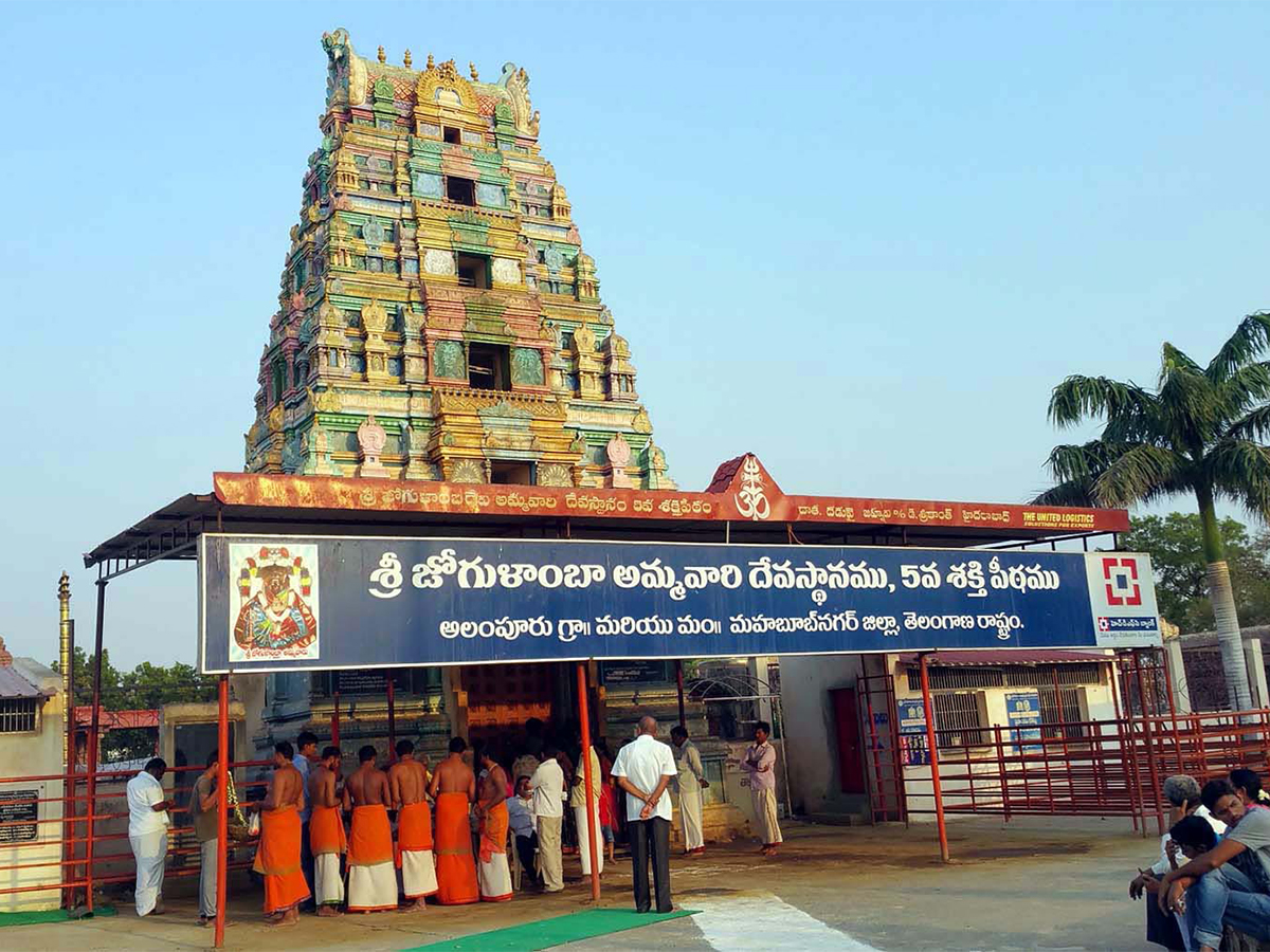 Have you visited these famous temples in Telangana - Sakshi2