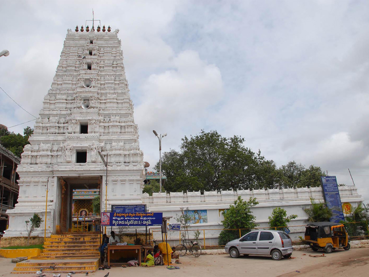 Have you visited these famous temples in Telangana - Sakshi23