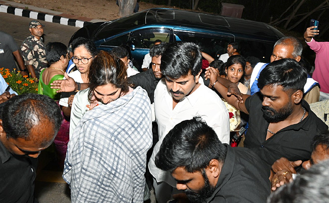  Ram Charan Wife Upasana Reached Tirumala Photos	 - Sakshi1