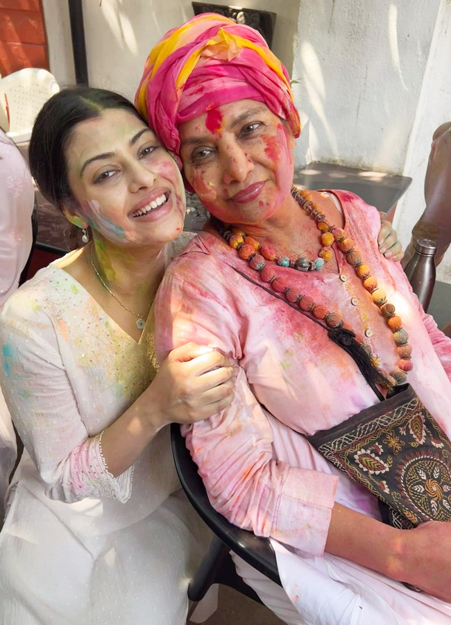 Celebrities Holi Celebrations Photo Gallery Goes Viral - Sakshi56