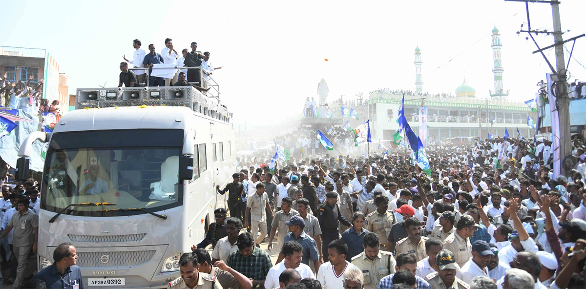 CM YS Jagan Memantha Siddham Public Meeting - Sakshi9