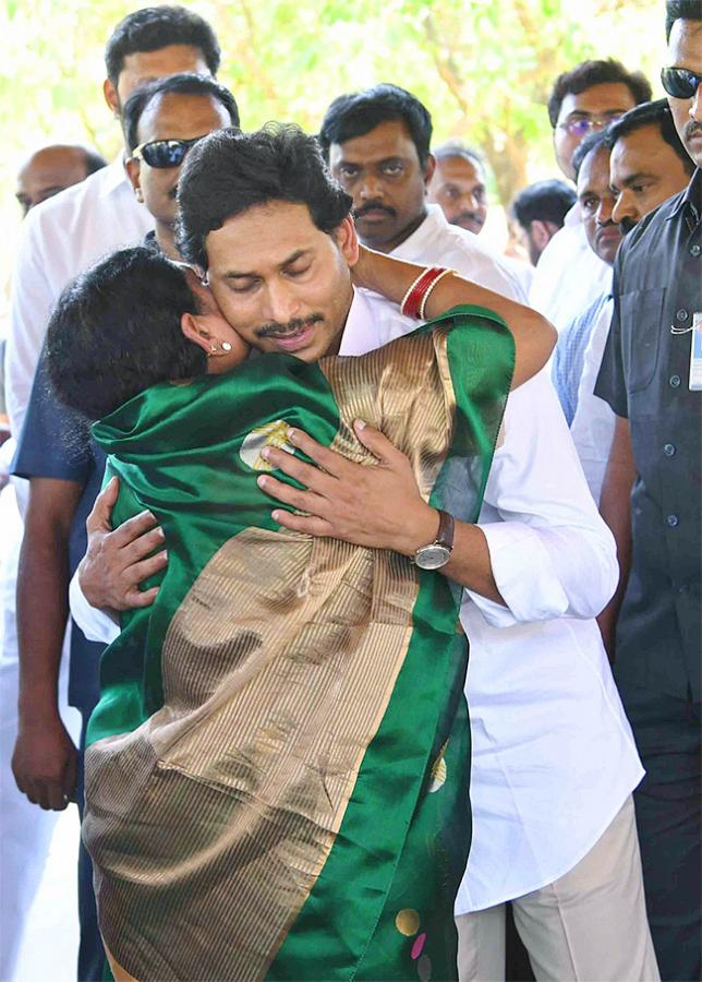 CM YS Jagan Ready To Memanta Siddham Bus Yatra Election Campaign - Sakshi8