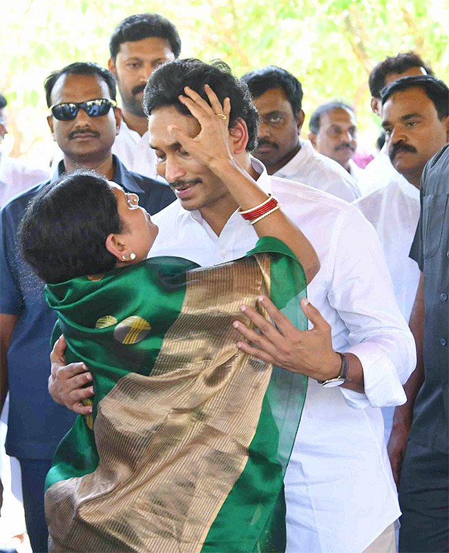 CM YS Jagan Ready To Memanta Siddham Bus Yatra Election Campaign - Sakshi17