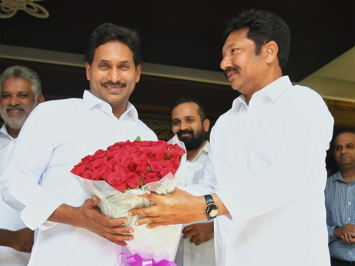 CM YS Jagan Ready To Memanta Siddham Bus Yatra Election Campaign - Sakshi5