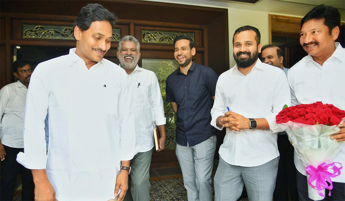 CM YS Jagan Ready To Memanta Siddham Bus Yatra Election Campaign - Sakshi6