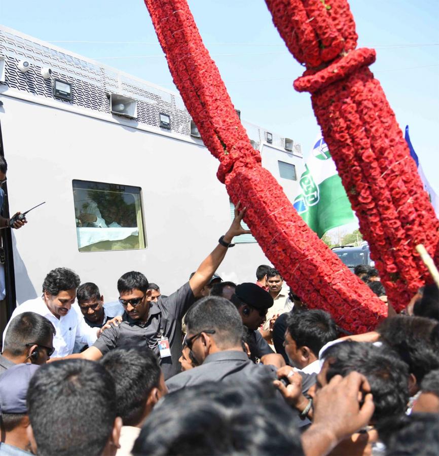 Memantha Siddham day 1: People Grand Welcome to CM YS Jagan Bus Yatra Photos - Sakshi10