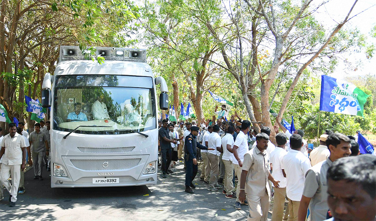 Memantha Siddham day 1: People Grand Welcome to CM YS Jagan Bus Yatra Photos - Sakshi2