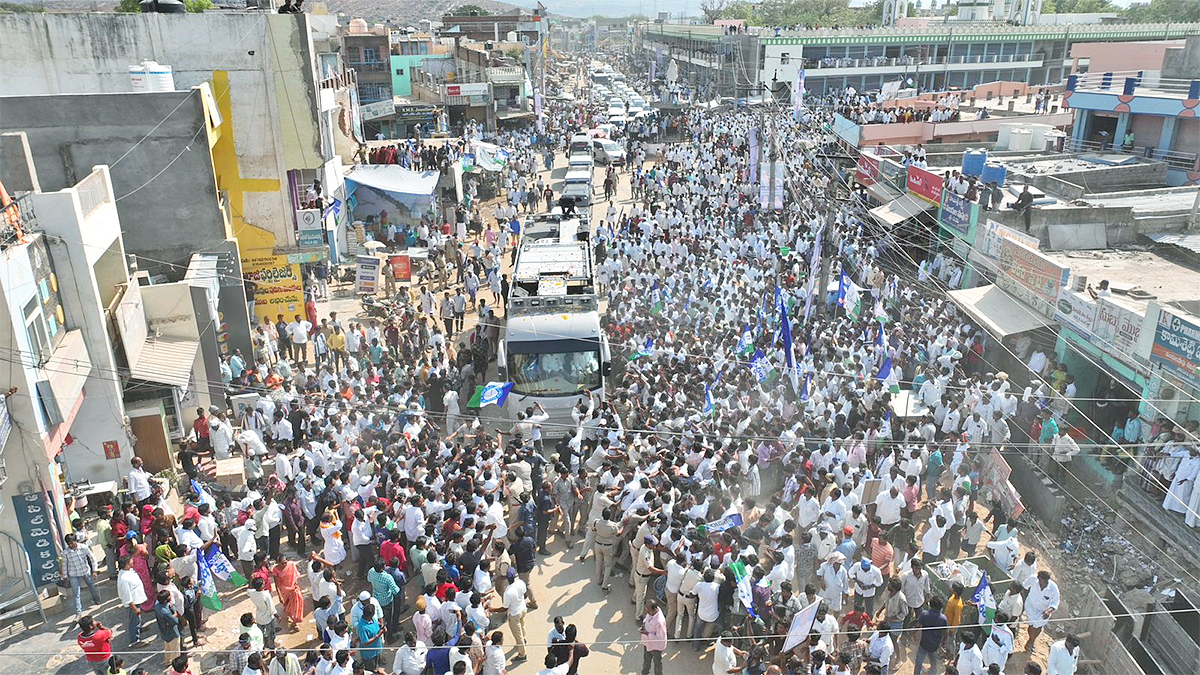 Memantha Siddham day 1: People Grand Welcome to CM YS Jagan Bus Yatra Photos - Sakshi11