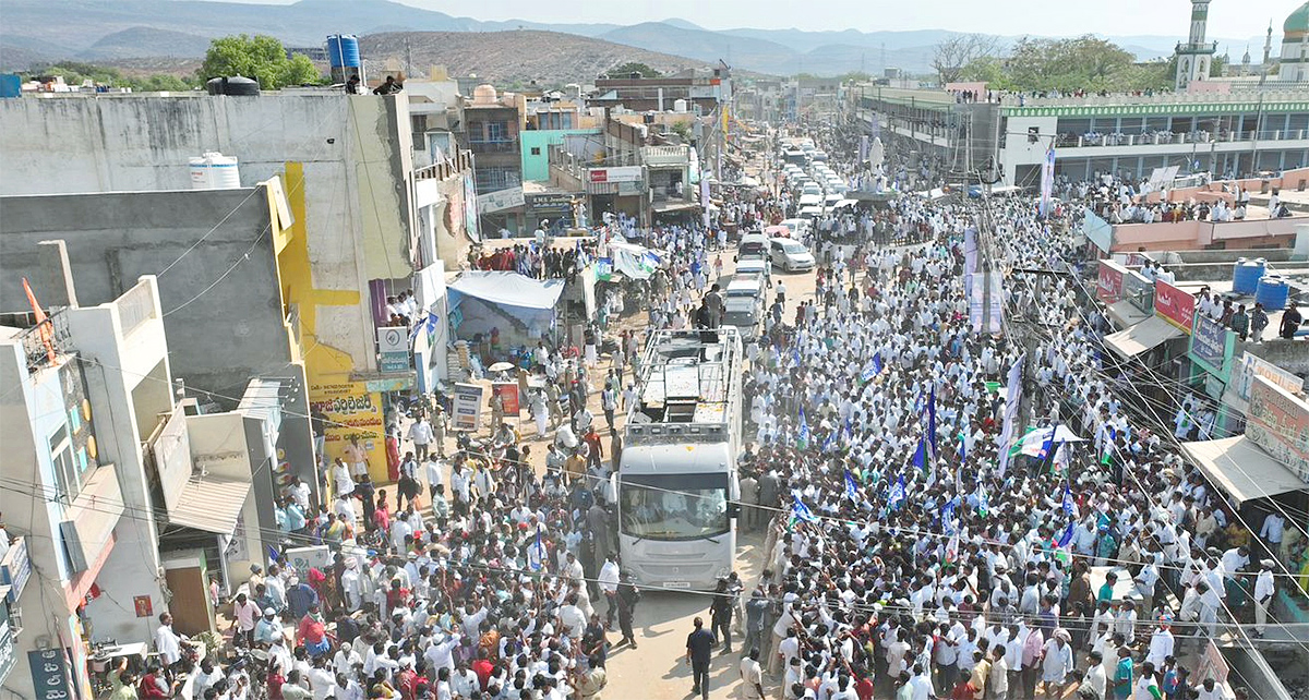 Memantha Siddham day 1: People Grand Welcome to CM YS Jagan Bus Yatra Photos - Sakshi12