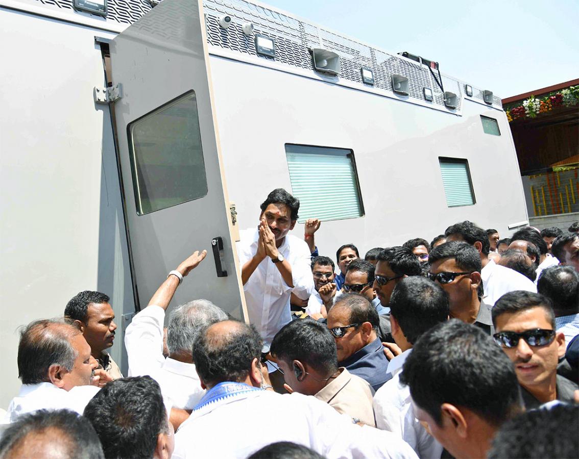 Memantha Siddham day 1: People Grand Welcome to CM YS Jagan Bus Yatra Photos - Sakshi13