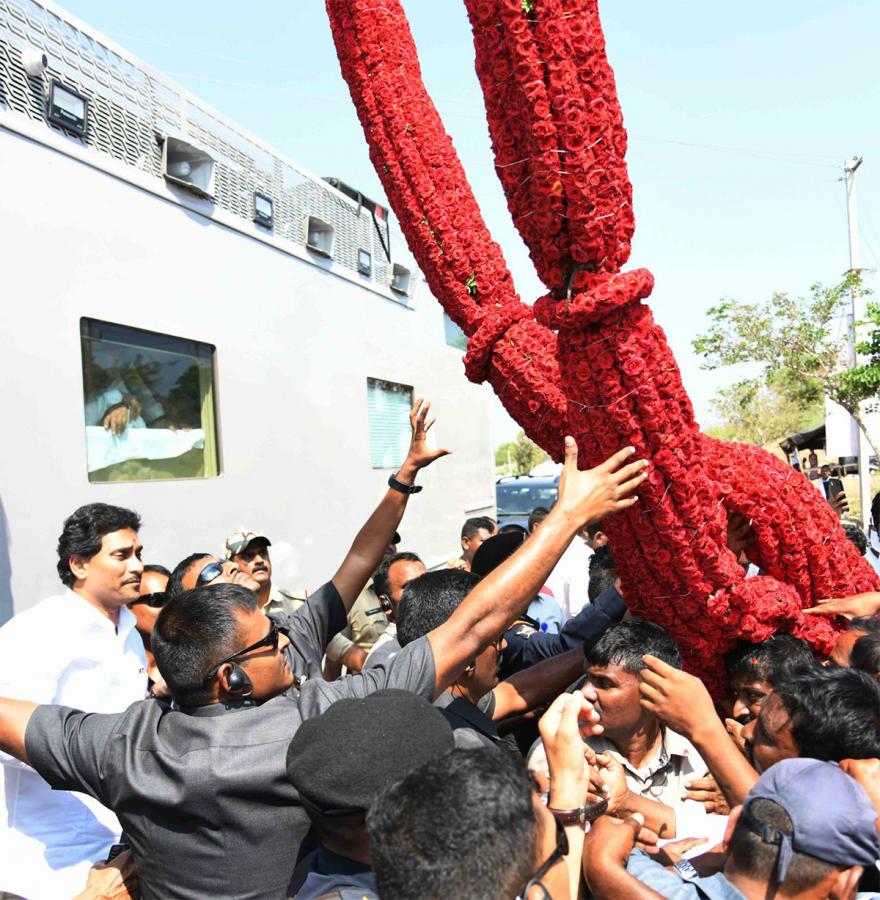 Memantha Siddham day 1: People Grand Welcome to CM YS Jagan Bus Yatra Photos - Sakshi14