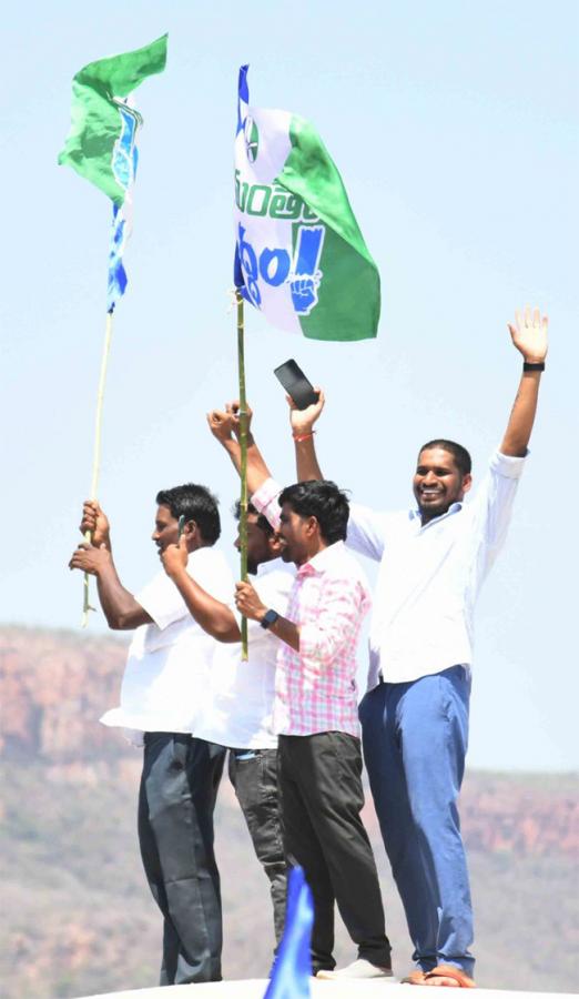 Memantha Siddham day 1: People Grand Welcome to CM YS Jagan Bus Yatra Photos - Sakshi15