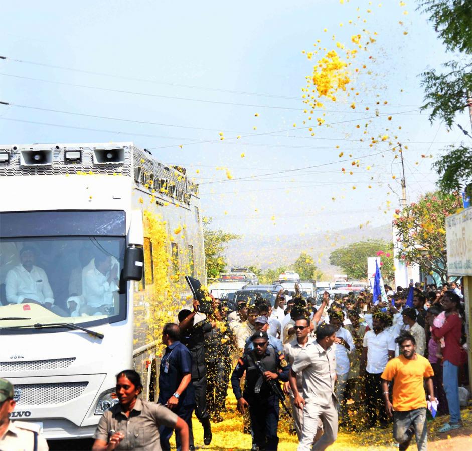 Memantha Siddham day 1: People Grand Welcome to CM YS Jagan Bus Yatra Photos - Sakshi16