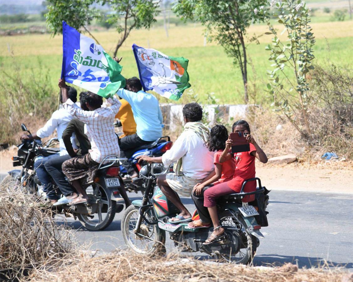 Memantha Siddham day 1: People Grand Welcome to CM YS Jagan Bus Yatra Photos - Sakshi17