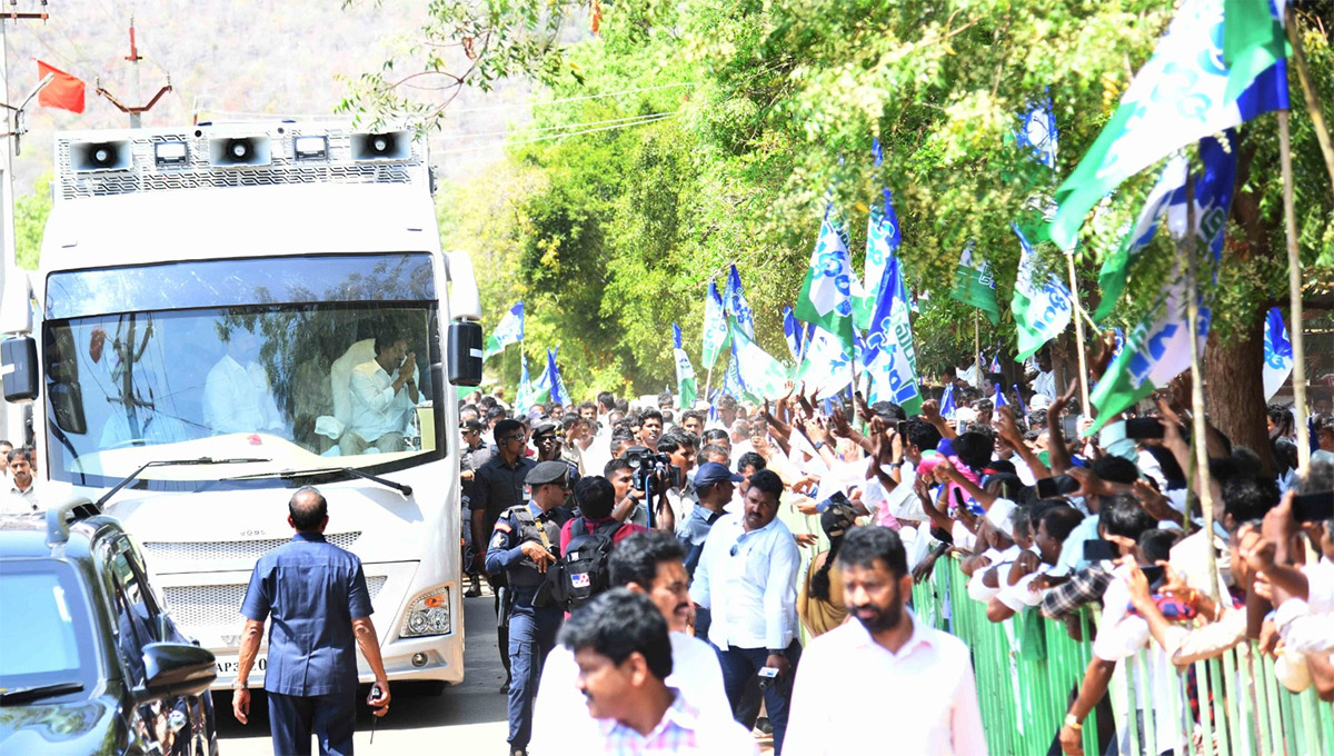 Memantha Siddham day 1: People Grand Welcome to CM YS Jagan Bus Yatra Photos - Sakshi3