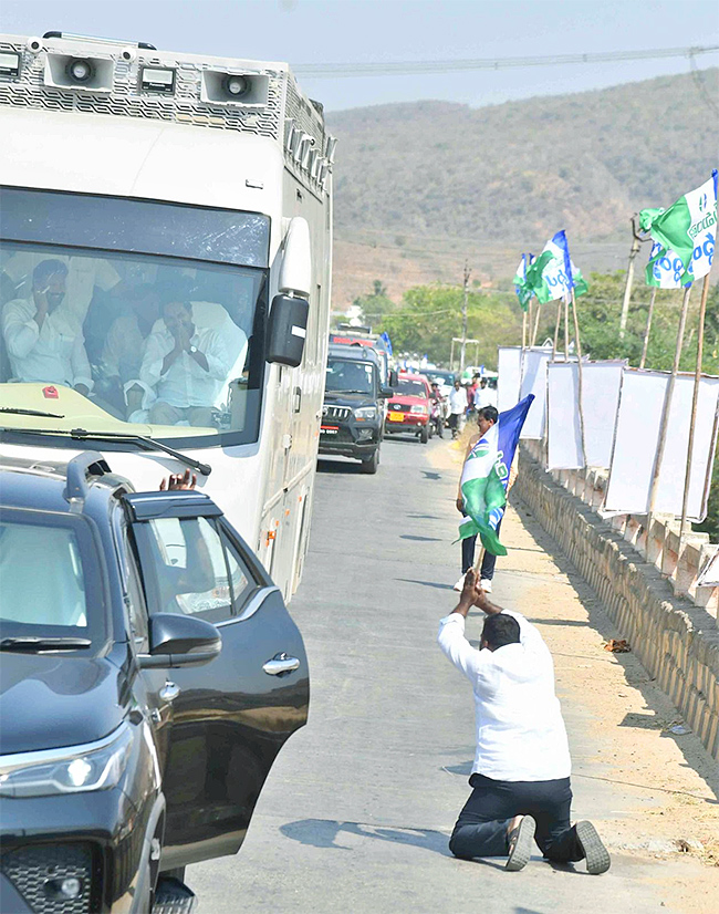 Memantha Siddham day 1: People Grand Welcome to CM YS Jagan Bus Yatra Photos - Sakshi4